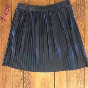 Bar lll Black pleated faux-leather Skirt . Medium